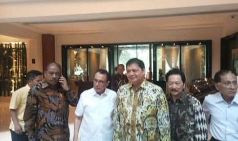 Ketua Majelis Etik Golkar Muhammad Hatta (Putih) menemui Ketua Umum Golkar Airlangga Hartarto di Hotel Gran Melia, Kuningan, Jakarta Selatan. Senin (15/7)