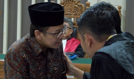 Terdakwa kasus suap pengurusan dana alokasi khusus Kab. Kebumen dan Kab. Purbalingga, Wakil Ketua DPR Taufik Kurniawan (kiri), berdiskusi dengan penasehat hukumnya dalam sidang dengan agenda pembacaan vonis, di Pengadilan Tipikor Semarang, Jawa Tengah, Senin (15/7/2019).