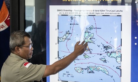 Plh Kepala Pusat Data Informasi dan Humas BNPB Agus Wibowo memberikan pemaparan mengenai dampak dan penanganan darurat gempa bumi Halmahera saat konferensi pers, di Graha BNPB, Jakarta, Senin (15/7/2019). 