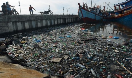 Tumpukan sampah botol plastik 