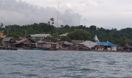 Bangunan rusak akibat gempa di Desa Gane Dalam, Kabupaten Halmahera Selatan, Maluku Utara, Senin (15/7/2019). 