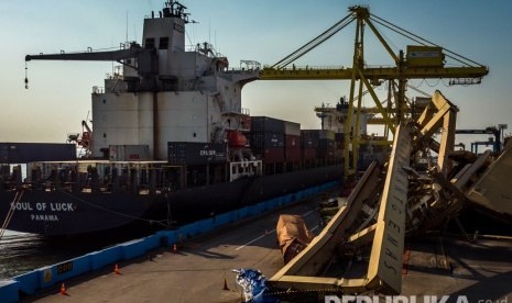 Aktivitas di Terminal Peti Kemas (TPK) Pelabuhan Tanjung Emas, Semarang, Jawa Tengah, Senin (15/7/2019). 