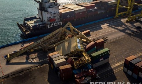  Foto udara sebuah container crane roboh akibat terbentur kapal peti kemas MV Soul of Luck berbendera Panama di Terminal Peti Kemas (TPK) Pelabuhan Tanjung Emas, Semarang, Jawa Tengah, Senin (15/7/2019).