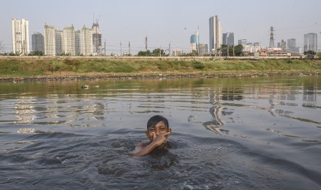 Bocah bermain air di aliran Kanal Banjir Barat (KBB) yang surut di Jakarta (ilustrasi).