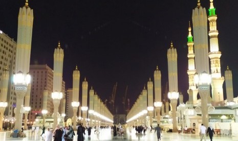 Sejumlah jamaah berjalan-jalan di pelataran Masjid Nabawi, Madinah, Selasa (16/7) dinihari. Sebagian memanfaatkan untuk berkeliling Masjid dan menyaksikan keindahan arsitektur Masjid Nabawi. 