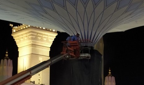 Petugas kebersihan sedang menyiramkan air dan membersihkan kotoran yang menempel pada payung Masjid Nabawi, Selasa (16/7) dinihari. Pembersihan ini  rutin dilakukan agar menjaga payung senantiasa bersih dan membuat nyaman bagi jamaah yang beribadah di Masjid Nabawi. 