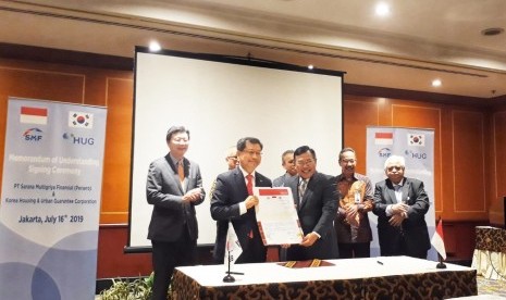 PT. Sarana Multigriya Finansial (Persero) atau SMF menandatangani kerja sama dengan Korean Housing and Urban Guarantee Corporation (HUG) di Hotel Borobudur, Jakarta, Selasa (16/7). 