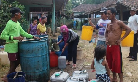 Warga Kecamatan Pangkalan, Karawang, sedang mengantre bantuan air bersih yang didistribusikan pemkab, Selasa (16/7).