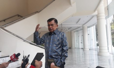 Wakil Presiden Jusuf Kalla saat diwawancarai wartawan di Kantor Wakil Presiden, Jakarta, Selasa (16/7).