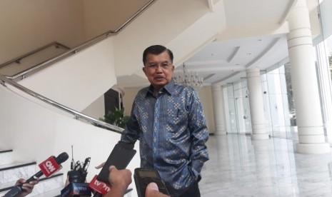 Wakil Presiden Jusuf Kalla saat diwawancarai wartawan di Kantor Wakil Presiden, Jakarta, Selasa (16/7).