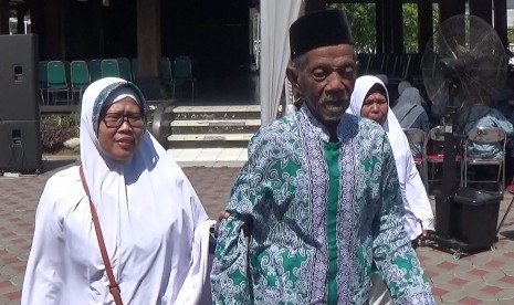 Calon jamaah haji tertua asal Kabupaten Semarang, Suta Pawira (95), usai  mengikuti acara pelepasan calon jamaah haji asal Kabupaten Semarang, di  pendopo rumah dinas Bupati Semarang, di Ungaran, Kabupaten Semarang, Selasa  (16/7).