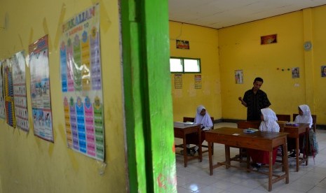 Kementerian Pendidikan dan Kebudayaan (Kemendikbud) menargetkan program organisasi penggerak akan meningkatkan kompetensi 50 ribu guru, kepala sekolah dan tenaga kependidikan di 5.000 PAUD, SD, dan SMP.  Foto: Guru mengajar siswa kelas V SDN Sumberaji 2 di Dusun Ngapus, Desa Sumberaji, Kecamatan Kabuh, Jombang, Jawa Timur, Selasa (16/7/2019). ilustrasi.