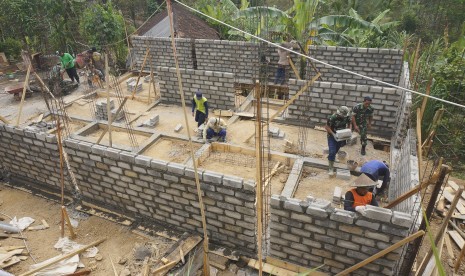 Kerja bakti membangun rumah tinggal layak huni (RTLH).