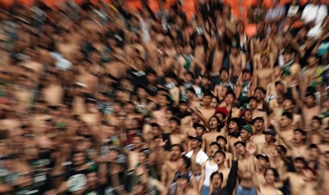 Suporter tim sepak bola Tira Persikabo mendukung timnya saat pertandingan melawan Persija Jakarta pada laga Liga 1 2019 di Stadion Pakansari, Bogor, Jawa Barat, Selasa (16/7/2019). 