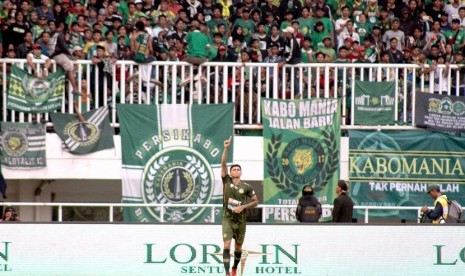 Pesepak bola Tira Persikabo Ciro Henrique Alvez melakukan selebrasi setelah mencetak go ke gawang dalam laga Liga 1 2019 di Stadion Pakansari, Bogor, Jawa Barat, Selasa (16/7/2019).