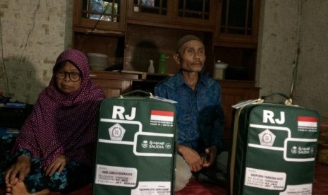 Saepudin dan Hani, dua calon jamaah haji asal Kabupaten Tasikmalaya, Selasa (16/7). Pasangan suami istri yang berprofesi sebagai buruh tani itu menabung belasan tahun untuk berangkat ke tanah suci. 