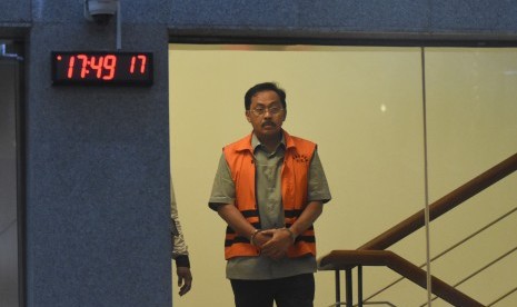 Tersangka Gubernur nonaktif Kepulauan Riau (Kepri) Nurdin Basirun meninggalkan gedung KPK seusai menjalani pemeriksaan perdana di Jakarta, Selasa (16/7/2019). 