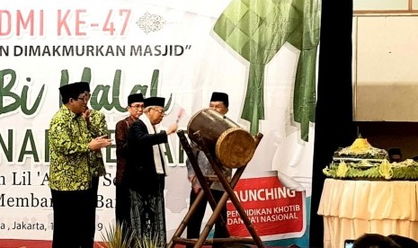 Wakil Presiden Jusuf Kalla saat hadir membuka Halal Bi Halal Dewan Masjid Indonesia dan Seminar Sehari di Grand Sahid Jaya, Jakarta, Rabu (17/7)