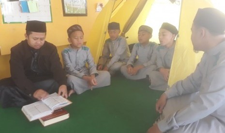 Pondok Quran Yatim Duafa, Baitul Jannah di Kampung Pageurmanah, Desa  Pagerwangi, Kecamatan Lembang, Kabupaten Bandung Barat mendidik anak-anak korban perceraian, yatim dan duafa secara gratis, Rabu (17/7). 