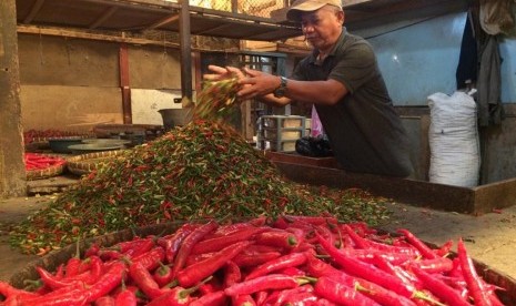 Pedagang cabai di Pasar Induk Cikurubuk, Kota Tasikmalaya, Rabu (17/7). 