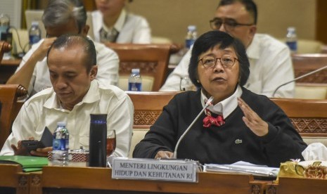 Menteri Lingkungan Hidup dan Kehutanan Siti Nurbaya (kanan)