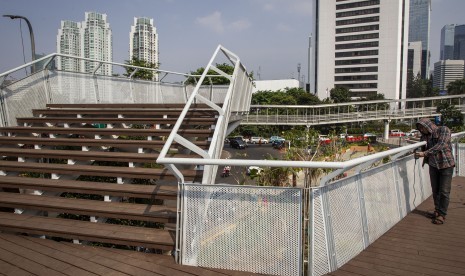 Pekerja menyelesaikan proyek pembangunan Taman Dukuh Atas di kawasan Jalan Jenderal Sudirman, Jakarta, Rabu (17/7/2019).