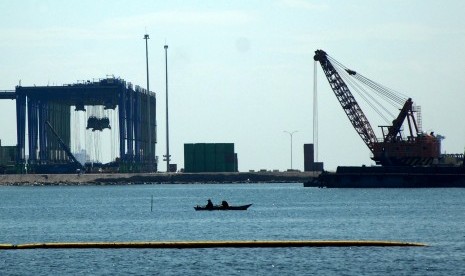 Aktivitas bongkar muat peti kemas di Makassar New Port, Makassar, Sulawesi Selatan, Rabu (17/7/2019). 