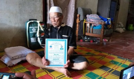 Abah Soleh(96 tahun) jadi calhaj tertua asal Purwakarta, yang berangkat haji pada tahun ini. 