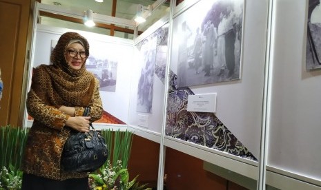 Siti Hardiyanti Rukmana alias Mbak Tutut melihat koleksi foto ayahnya, Presiden RI ke-II Soeharto, di Kantor Arsip Nasional Republik Indonesia (ANRI), Jakarta Selatan, Kamis (18/7). 