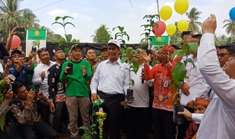 Menteri Pertanian Andi Amran Sulaiman meluncurkan program pemberian bibit unggul sebesar 500 juta selama lima tahun atau Bun500, di Palangka Raya, Kalimantan Tengah, Kamis (18/7). 