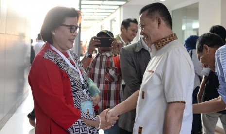 Wakil Ketua Komisi Pemberantasan Korupsi (KPK) Basaria Panjaitan (kiri) berjabat tangan dengan Staf Ahli Kapolri bidang Sosial Politik Irjen Pol Ike Edwin (kanan) saat bersiap mengikuti uji kompetensi seleksi calon pimpinan KPK, di Pusdiklat Kementerian Sekretariat Negara, Cilandak, Jakarta, Kamis (18/7/2019). 