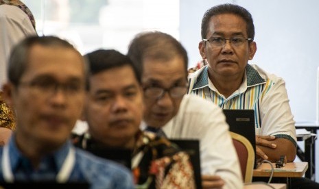 Mantan Kepala Badan Narkotika Nasional (BNN) Komjen (Purn) Anang Iskandar (kanan) mengikuti tes uji kompetensi Seleksi Calon Pimpinan KPK di Pusdiklat Kementerian Sekretaris Negara, Cilandak, Jakarta, Kamis (18/7/2019).