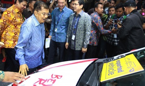 Wakil Presiden Jusuf Kalla (tengah) didampingi Menteri Perindustrian Airlangga Hartarto (kiri) melihat mobil hatcback Toyota Yaris yang merupakan salah produk ekspor global Toyota Indonesia, usai membuka GAIKINDO Indonesia International Auto Show (GIIAS) 2019 di ICE BSD City Tangerang, Banten, Kamis (18/9/2019).