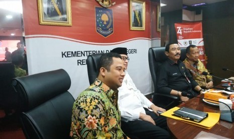 Wali Kota Tangerang Arief R Wismansyah dan Gubernur Banten Wahidin Halim, bertemu dengan Sekjen Kemenkumham Bambang Rantam Sariwanto di Kantor Kemendagri, Kamis (18/7). Pertemuan yang difasilitasi oleh Kemendagri ini bertujuan memediasi polemik sengketa tanah antara Kememkumham dan Pemkot Tangerang.  