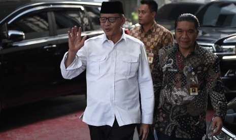 Gubernur Banten Wahidin Halim (kiri) melambaikan tangan saat tiba di Kantor Kemendagri, Jakarta, Kamis (18/7/2019).