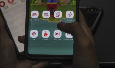 Warga menggunakan fasilitas layanan perbankan digital di Jakarta, (ilustrasi).