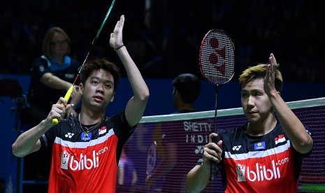 Ganda putra Indonesia Kevin Sanjaya Sukamuljo (kiri) dan Marcus Fernaldi Gideon melakukan selebrasi seusai mengalahkan ganda putra India Satwiksairaj Rankireddy dan Chirag Shetty dalam babak kedua Blibli Indonesia Open 2019 di Istora Gelora Bung Karno, Jakarta, Kamis (18/7/2019).