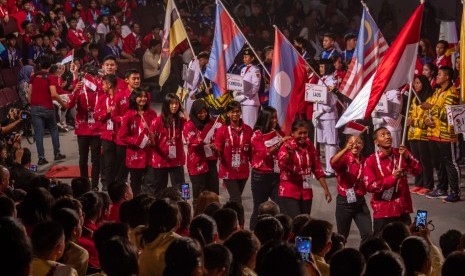 Kontingen Indonesia berdefile pada pembukaan ASEAN Schools Games Tahun XI 2019 di Holy Stadium Terang Bangsa School, Semarang, Jawa Tengah, Kamis (18/7/2019). 