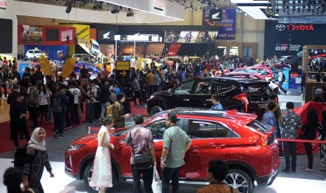 Pengunjung dan undangan memadati area pameran pada pembukaan pameran otomotif Gaikindo Indonesia International Auto Show (GIIAS) ke-27 tahun 2019 di ICE BSD, Tangerang Selatan, Banten, Kamis (18/7/2019).