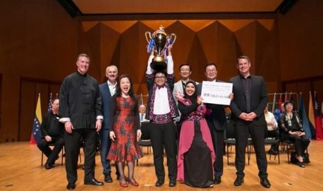 Paduan Suara Mahasiswa (PSM) Swara Wardhana UNY ketika meraih  serangkaian gelar juara dalam World Youth Camp Children’s Choir Festival  2019 di Hong Kong.