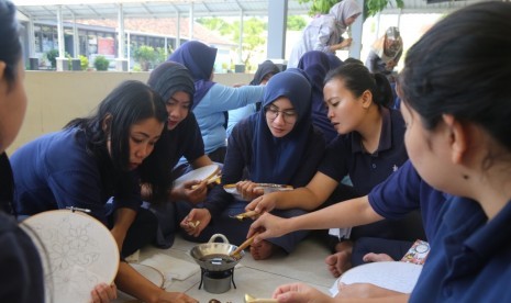 Mobil Kamis Membaca (KaCa) Universitas Muhammadiyah Malang (UMM) kembali  berkunjung ke Lapas Perempuan Klas IIA, Sukun, Kota Malang. 