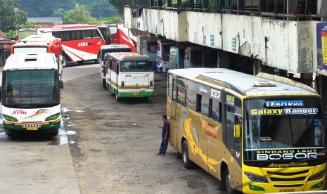 Bus menunggu calon penumpang di Terminal Penumpang Tipe A Baranangsiang, Kota Bogor, Jawa Barat, belum lama ini.