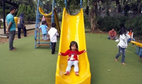 Sejumlah anak bermain di Taman Cibinong, Bogor, Jawa Barat, Jumat (19/7/2019). 