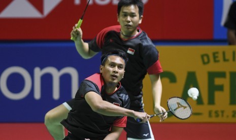 Ganda putra Indonesia Mohammad Ahsan (bawah) dan Hendra Setiawan (atas) mengembalikan kok ke ganda putra Jepang Hiroyuki Endo dan Yuta Watanabe pada babak perempat final Blibli Indonesia Open 2019 di Istora Senayan, Jakarta, Jumat (19/7/2019). 