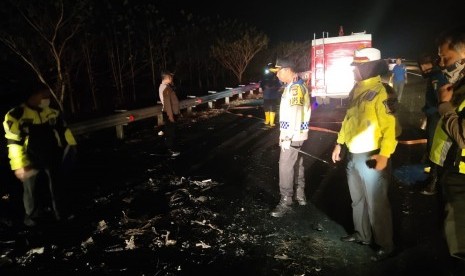 Lima tewas dan tiga terluka dalam kecelakaan maut antara kendaraan Daihatsu Grand Max Pick Up dan Suzuki APV di jalan tol Cipali, KM 154.800 A Kabupaten Majalengka, Jumat (19/7) pukul 23.00 WIB.