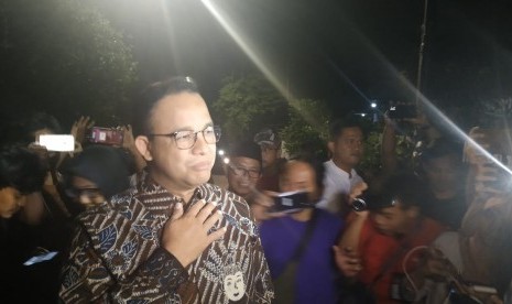 Gubernur DKI Jakarta Anies Baswedan mengunjungi rumah duka almarhum Arswendo Atmowiloto di Kompleks Kompas, Petukangan, Jakarta Selatan, Jumat (19/7).