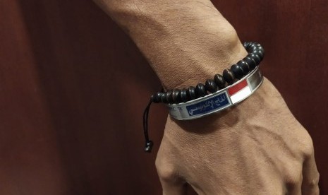 Seorang jamaah mengunakan gelang haji. 35,81 Persen Calon Jamaah Haji Berisiko Kesehatan Tinggi