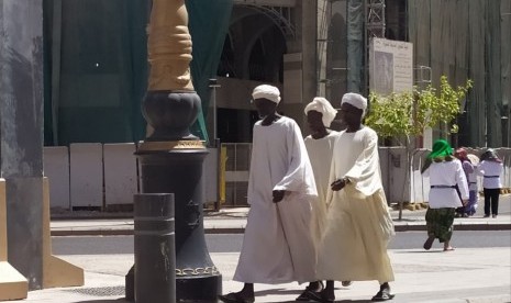 Arab Saudi Teken MoU Haji dengan Mesir dan Sudan. Foto ilustrasi sejumlah jamaah haji asal Sudan berjalan bersama rombongannya menuju ke Masjid Nabawi, Madinah.