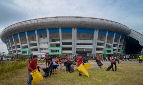 Relawan membersihkan halaman saat aksi bersih-bersih Stadion Gelora Bandung Lautan Api (GBLA) di Gedebage, Bandung, Jawa Barat, Sabtu (20/7/2019).