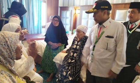 Dirjen Penyelenggara Haji dan Umrah Kemenag,  Nizar Ali berbincang dengan jamaah haji asal Medan di Sektor 2 PPIH Arab Saudi, di Madinah, Sabtu (20/7). 